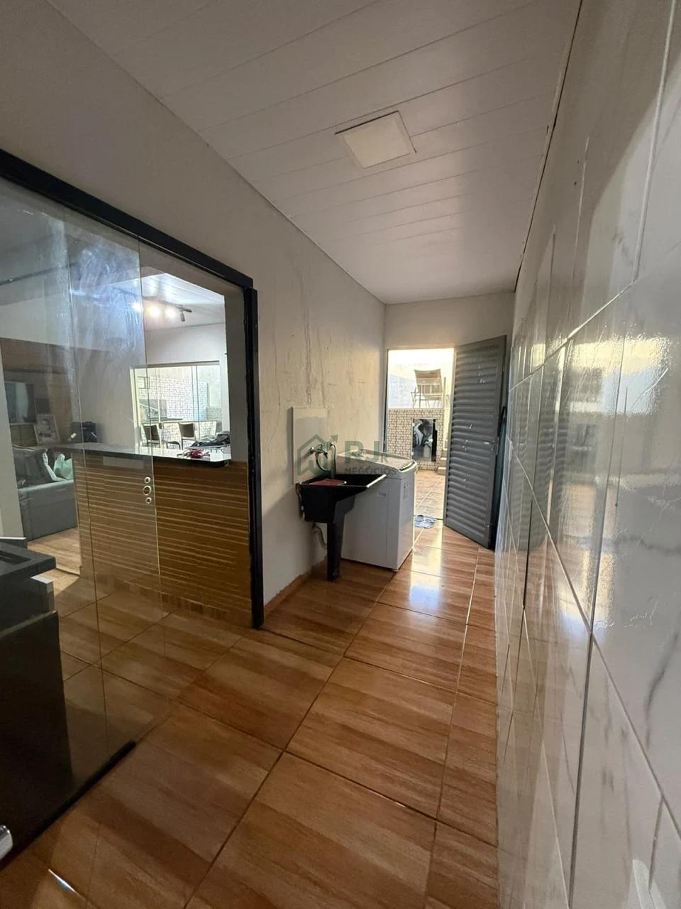 Imagens do imóveis Sobrado com Suíte, Piscina e 2 Salas Comerciais – Ideal para Morar e Investir