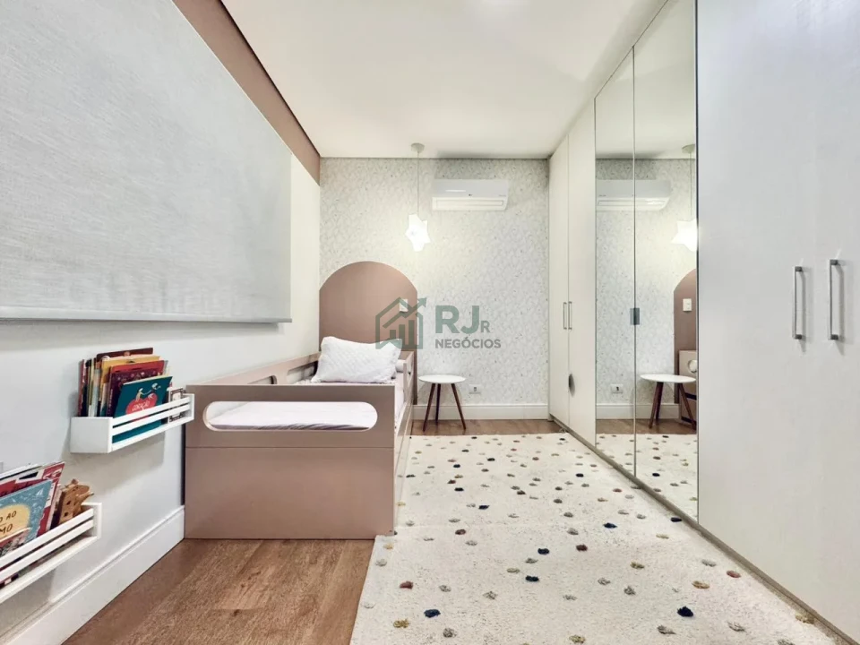 Casa de Alto Padrão à Venda no Alphaville 2 em Londrina com 3 Suítes e Piscina Aquecida