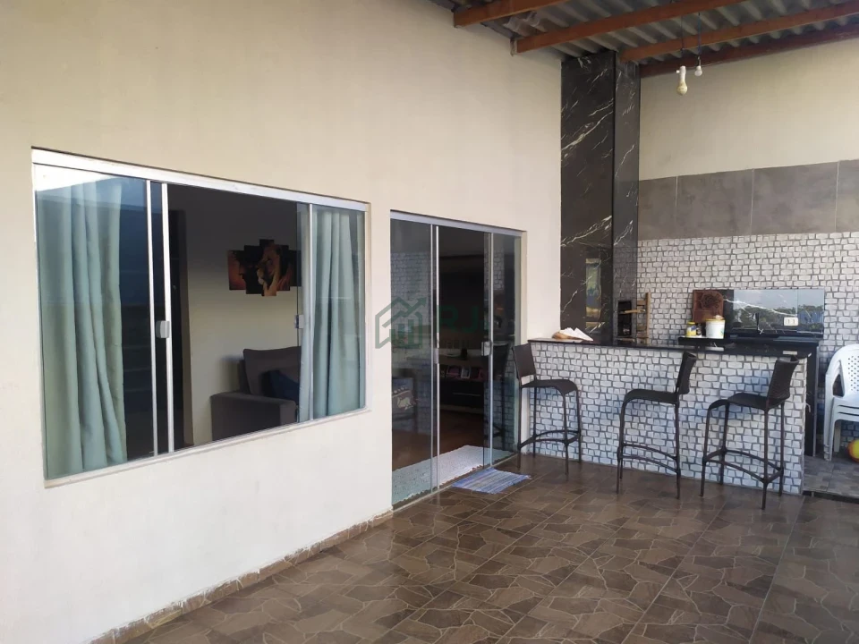 Imagens do imóveis Sobrado com Suíte, Piscina e 2 Salas Comerciais – Ideal para Morar e Investir