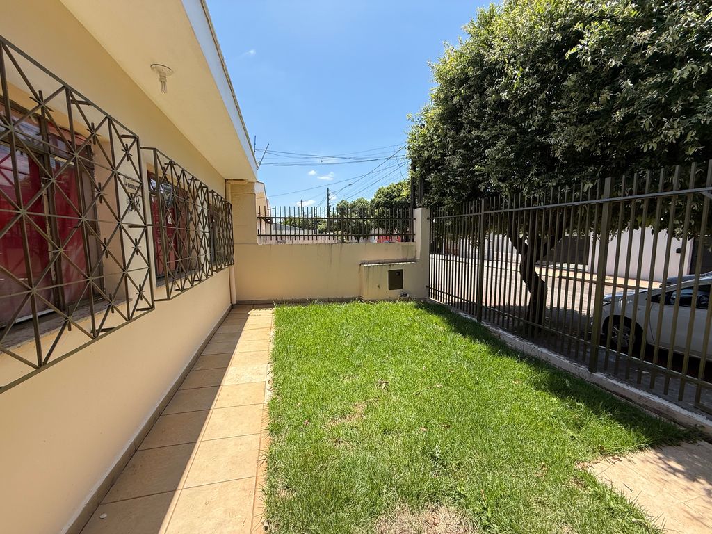 ? Casa Espaçosa e Bem Localizada na Região da Jorge Casoni