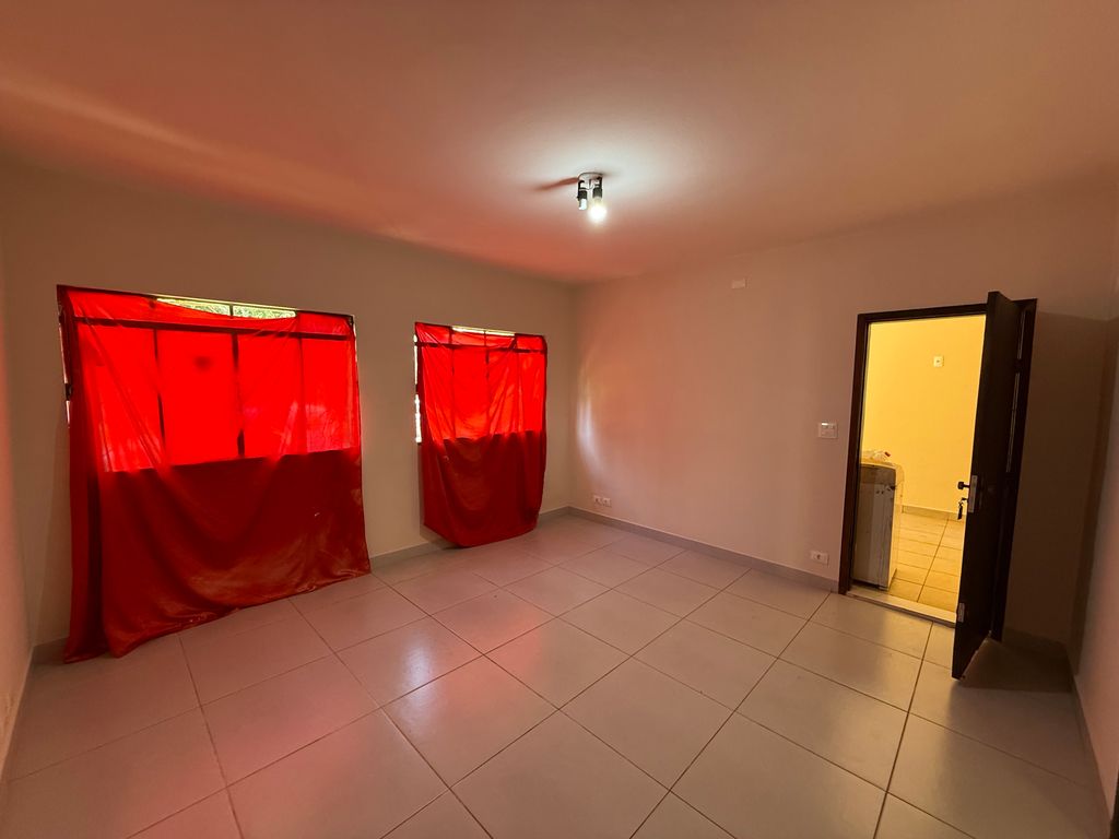 ? Casa Espaçosa e Bem Localizada na Região da Jorge Casoni