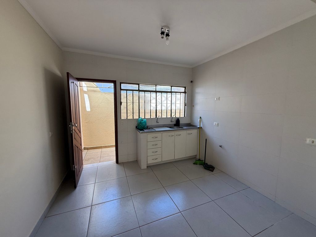 ? Casa Espaçosa e Bem Localizada na Região da Jorge Casoni