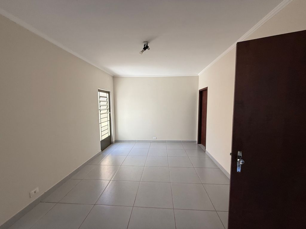 ? Casa Espaçosa e Bem Localizada na Região da Jorge Casoni