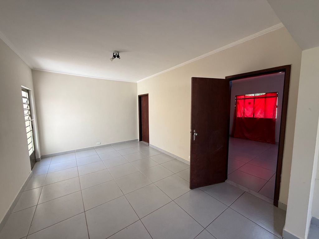 ? Casa Espaçosa e Bem Localizada na Região da Jorge Casoni