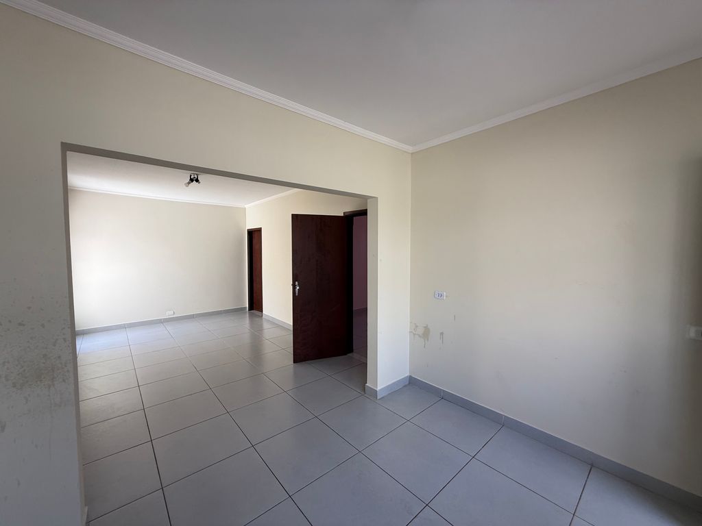 ? Casa Espaçosa e Bem Localizada na Região da Jorge Casoni