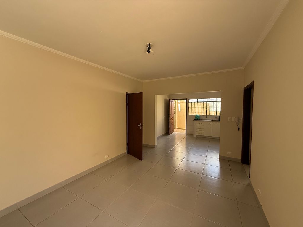 ? Casa Espaçosa e Bem Localizada na Região da Jorge Casoni