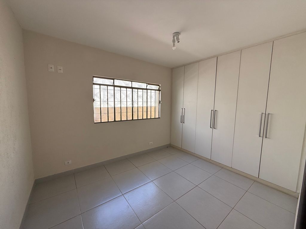 ? Casa Espaçosa e Bem Localizada na Região da Jorge Casoni