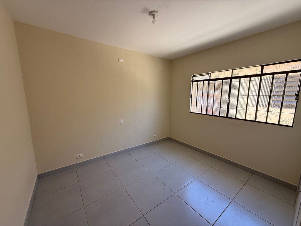 ? Casa Espaçosa e Bem Localizada na Região da Jorge Casoni