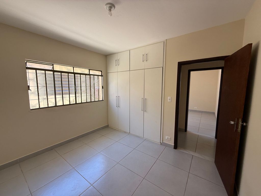 ? Casa Espaçosa e Bem Localizada na Região da Jorge Casoni