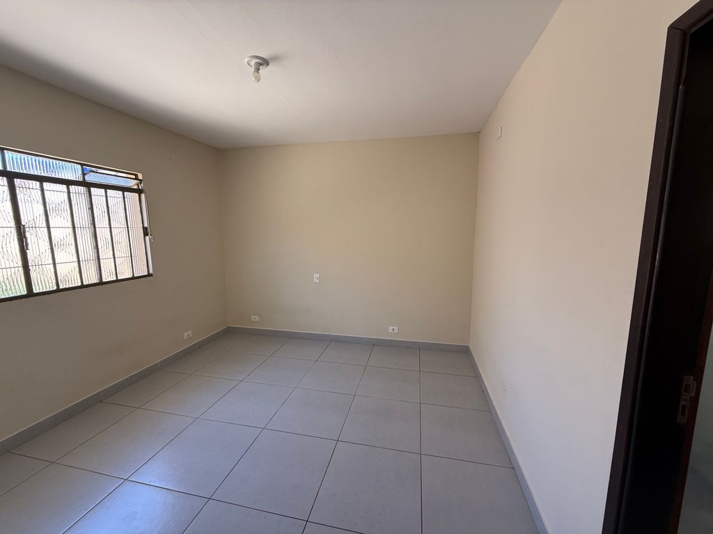 ? Casa Espaçosa e Bem Localizada na Região da Jorge Casoni