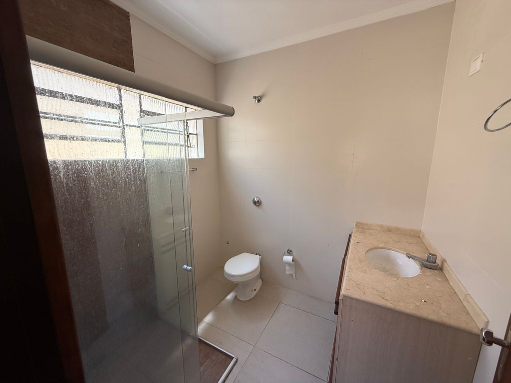 ? Casa Espaçosa e Bem Localizada na Região da Jorge Casoni