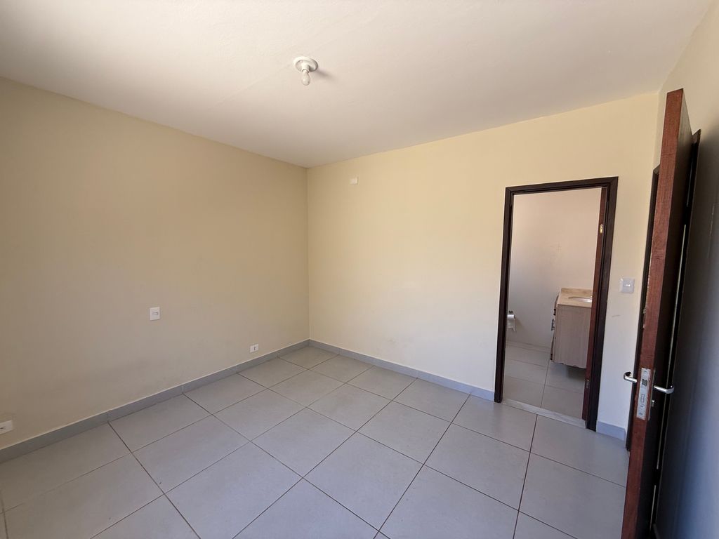 ? Casa Espaçosa e Bem Localizada na Região da Jorge Casoni