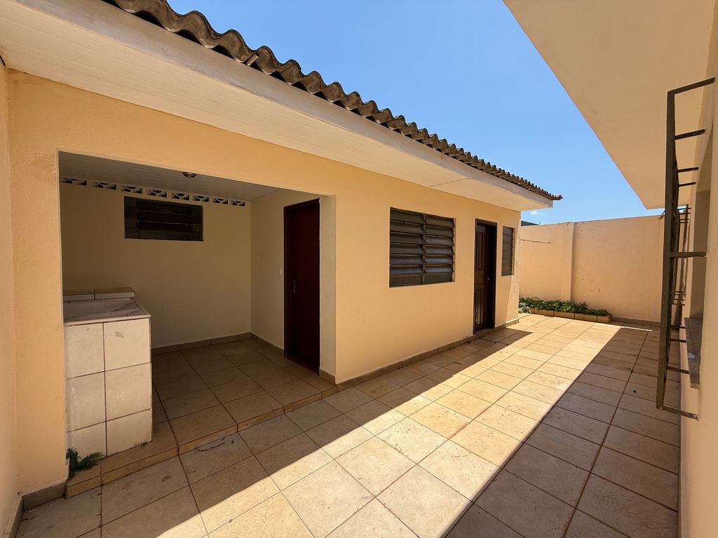 ? Casa Espaçosa e Bem Localizada na Região da Jorge Casoni