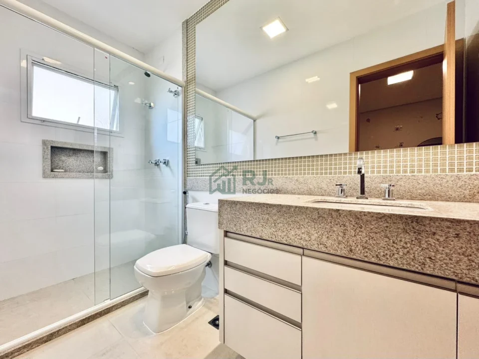 Casa de Alto Padrão à Venda no Alphaville 2 em Londrina com 3 Suítes e Piscina Aquecida