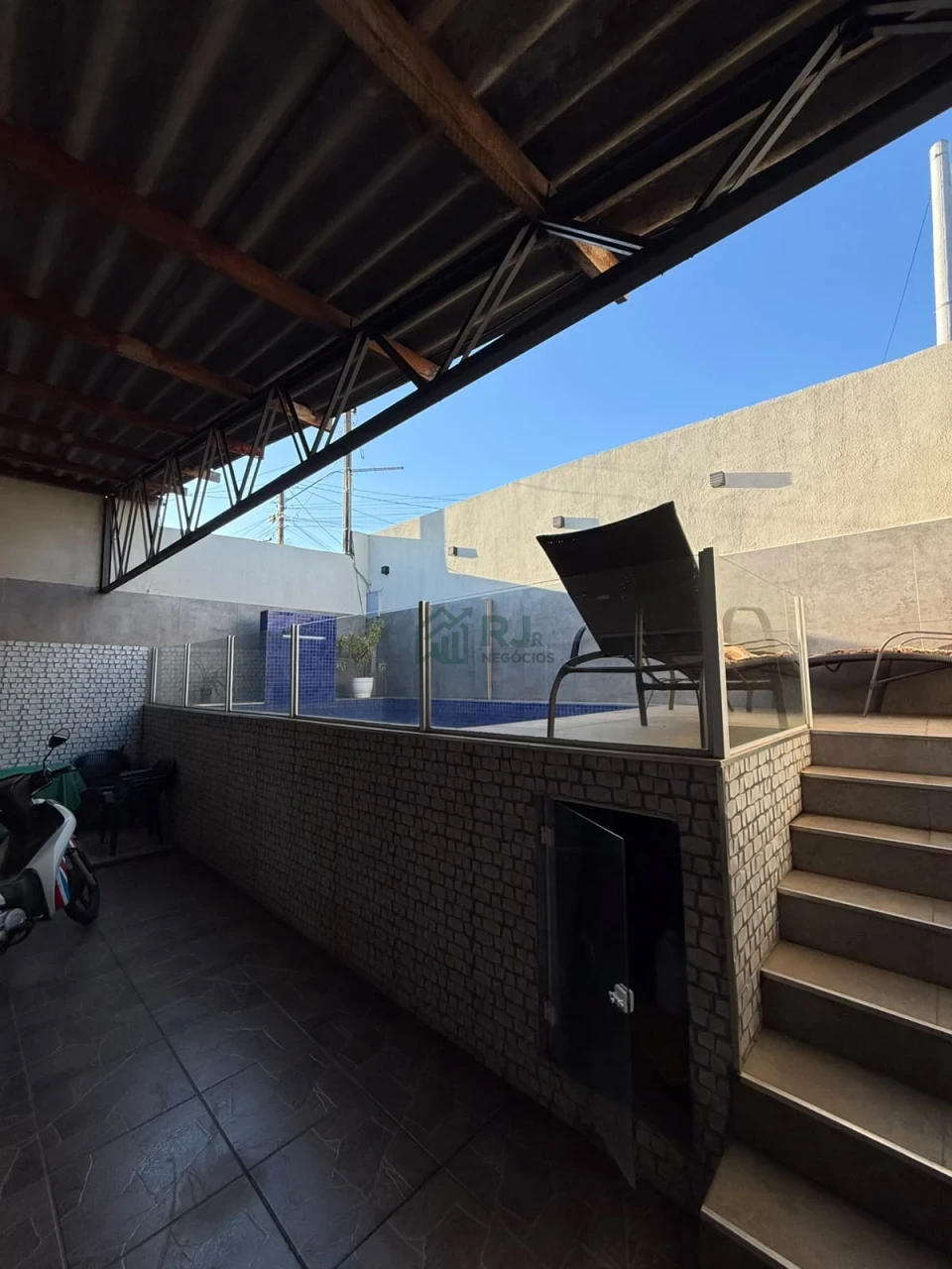 Imagens do imóveis Sobrado com Suíte, Piscina e 2 Salas Comerciais – Ideal para Morar e Investir
