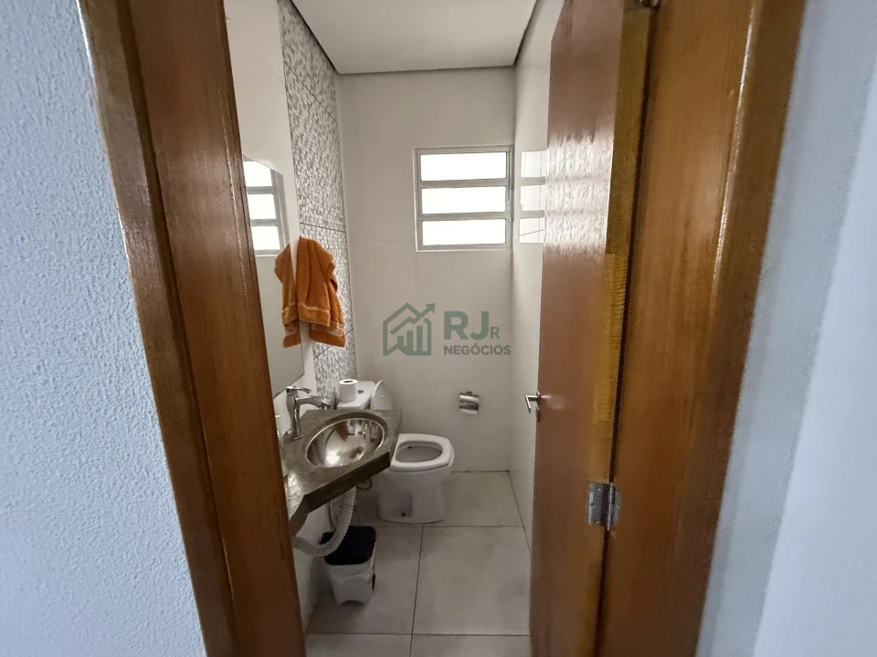 Imagens do imóveis Barracão Comercial com Apartamento na Av. Robert Koch