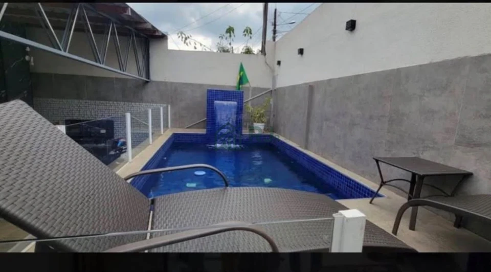 Imagens do imóveis Sobrado com Suíte, Piscina e 2 Salas Comerciais – Ideal para Morar e Investir