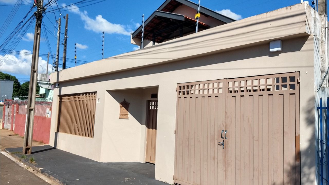 Venda de Sobrado na zona Leste de Londrina, cinco quartos sendo uma suite.