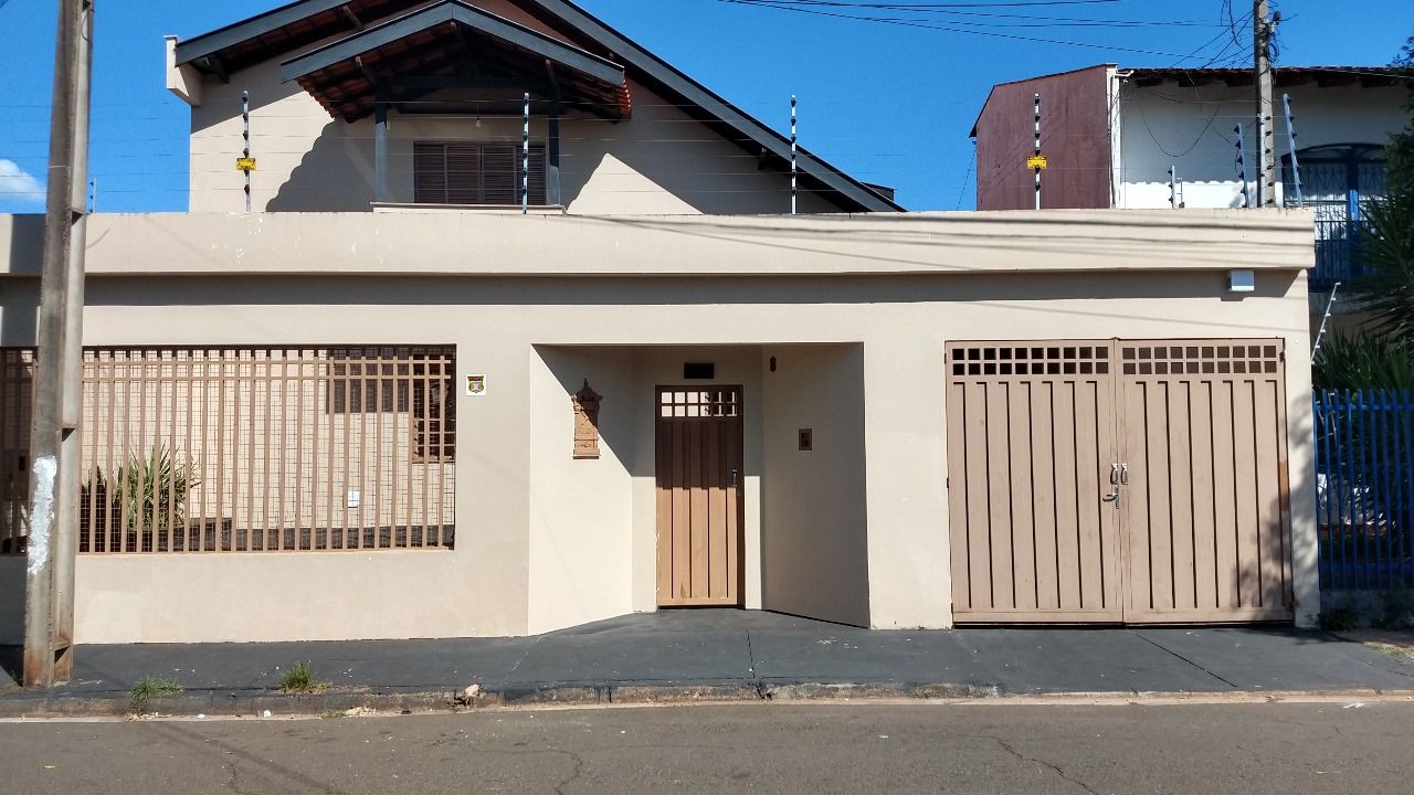 Venda de Sobrado na zona Leste de Londrina, cinco quartos sendo uma suite.