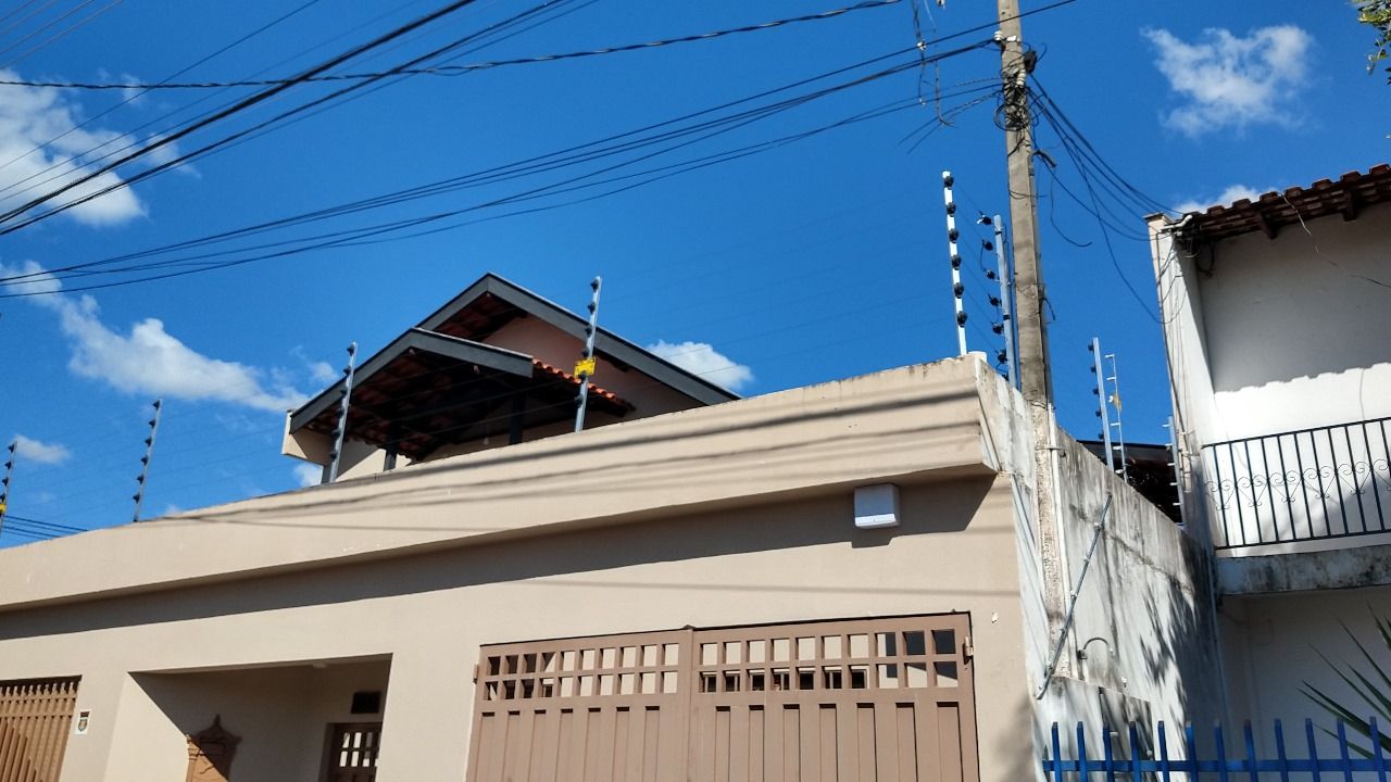 Venda de Sobrado na zona Leste de Londrina, cinco quartos sendo uma suite.