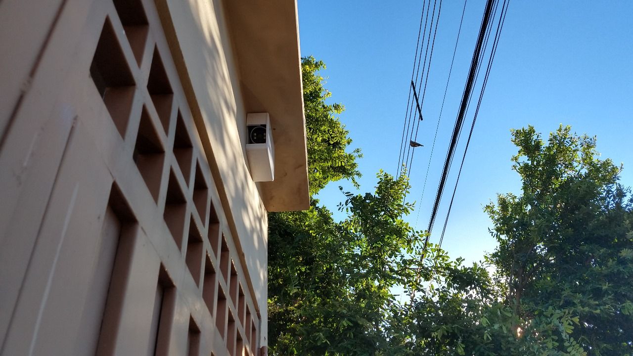 Venda de Sobrado na zona Leste de Londrina, cinco quartos sendo uma suite.