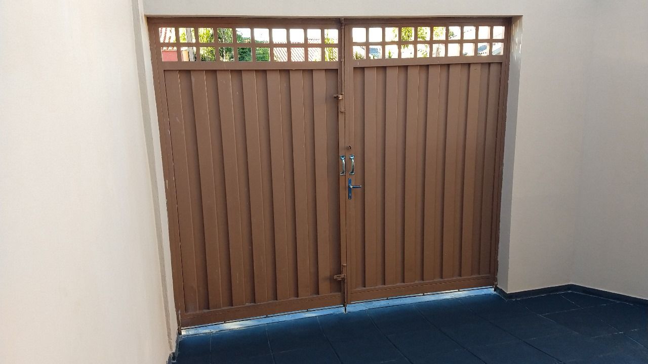 Venda de Sobrado na zona Leste de Londrina, cinco quartos sendo uma suite.