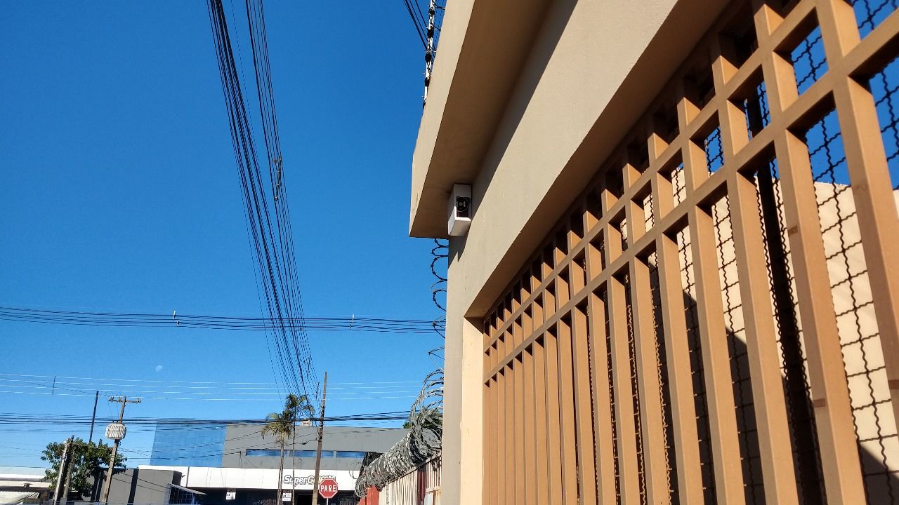 Venda de Sobrado na zona Leste de Londrina, cinco quartos sendo uma suite.