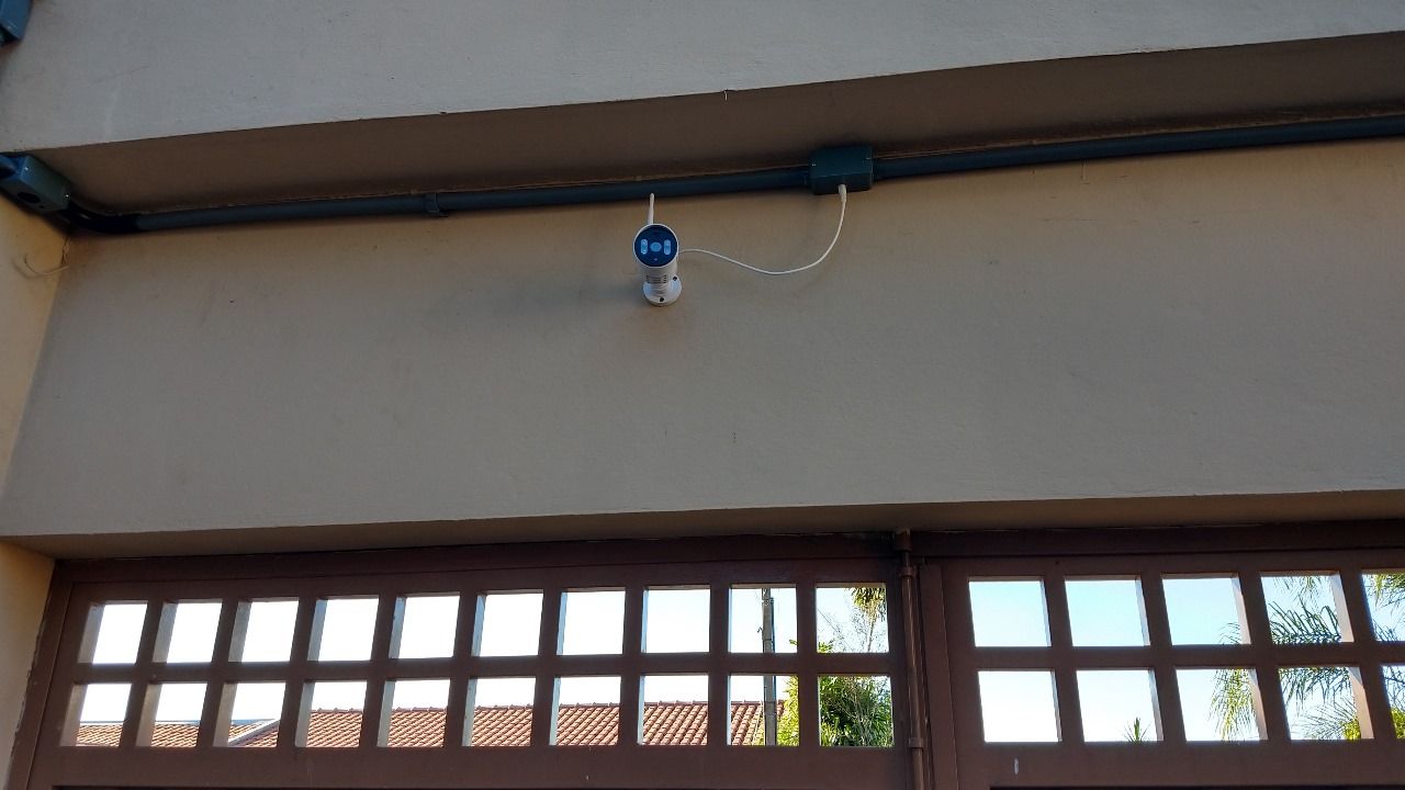 Venda de Sobrado na zona Leste de Londrina, cinco quartos sendo uma suite.