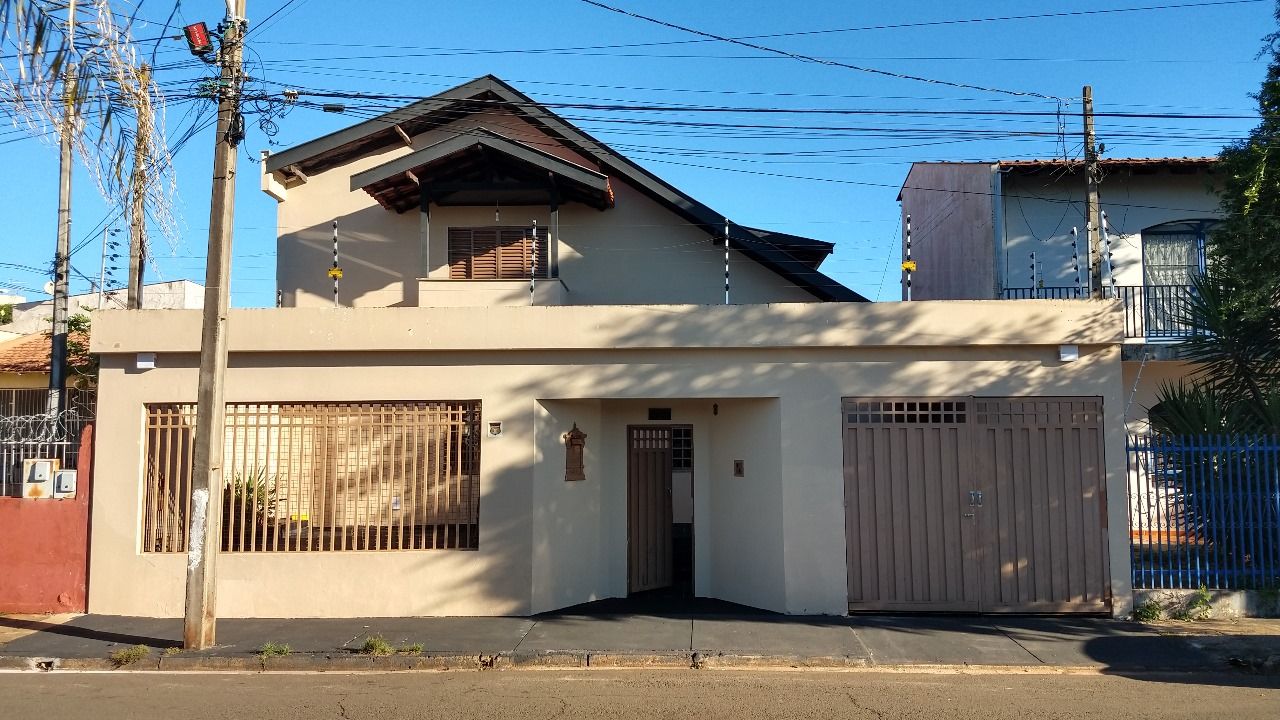 Venda de Sobrado na zona Leste de Londrina, cinco quartos sendo uma suite.