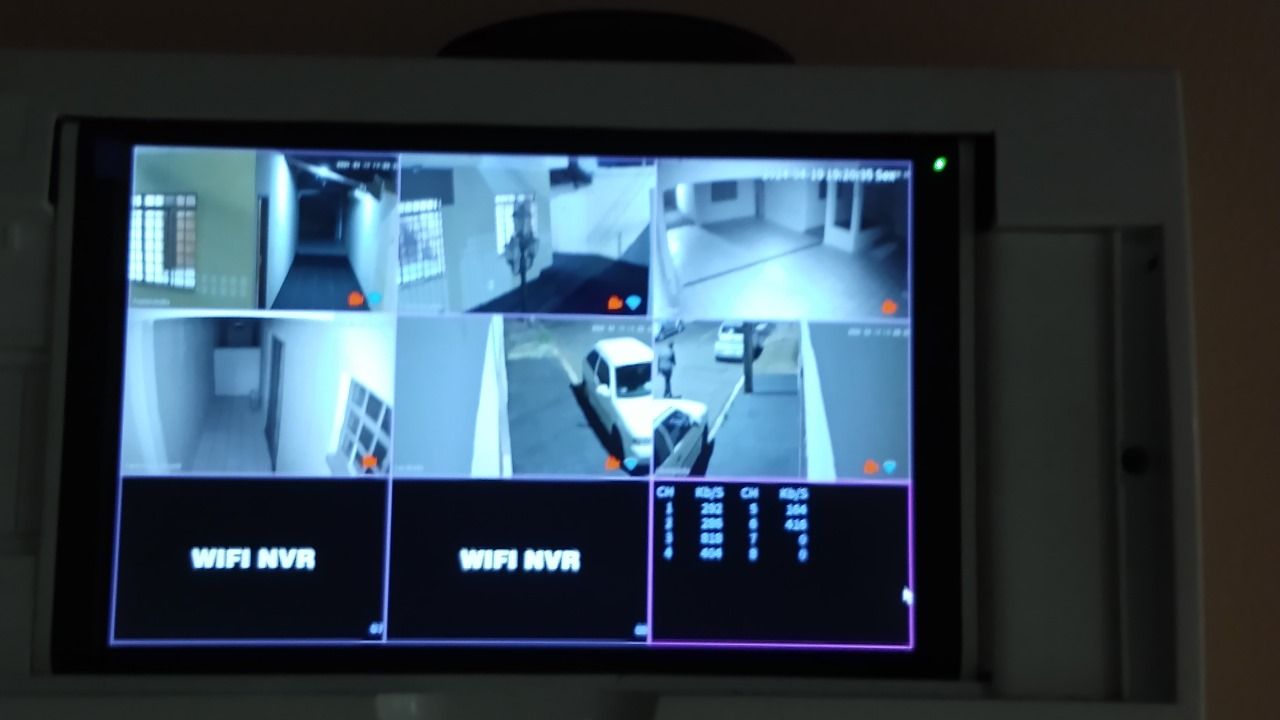 Venda de Sobrado na zona Leste de Londrina, cinco quartos sendo uma suite.