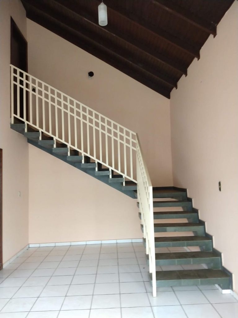 Venda de Sobrado na zona Leste de Londrina, cinco quartos sendo uma suite.