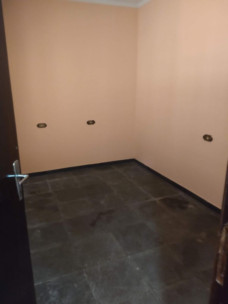 Venda de Sobrado na zona Leste de Londrina, cinco quartos sendo uma suite.