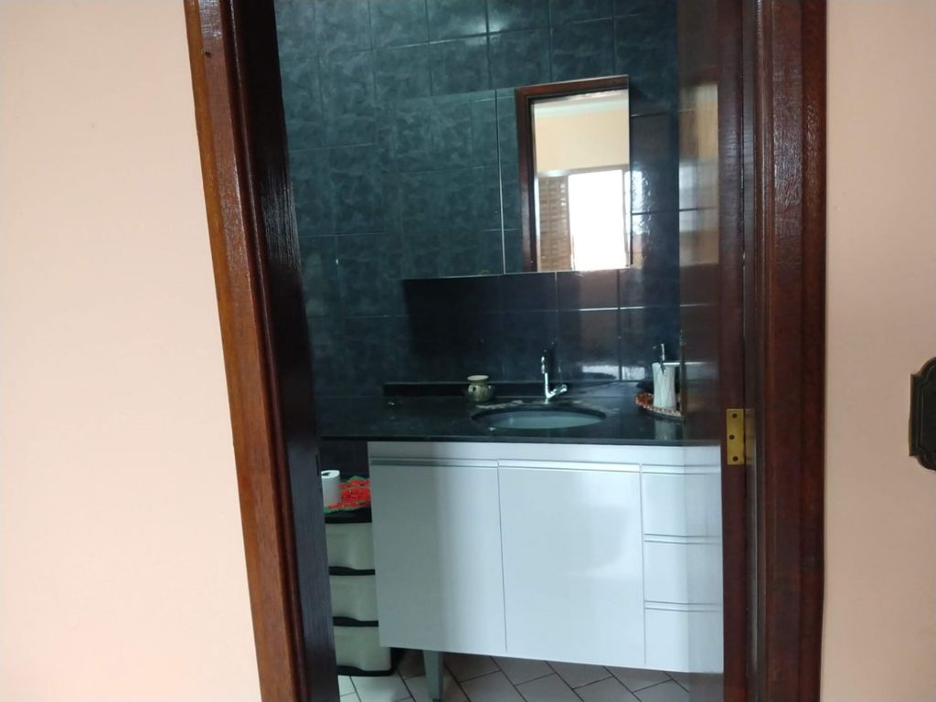 Venda de Sobrado na zona Leste de Londrina, cinco quartos sendo uma suite.