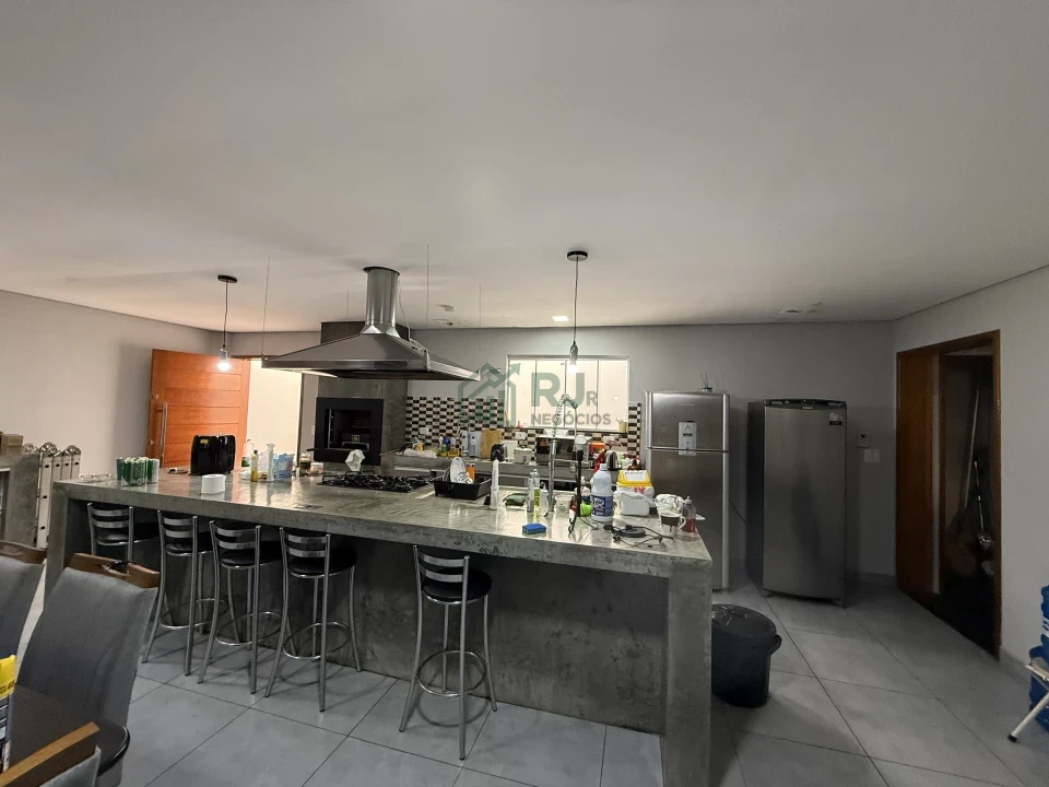 Imagens do imóveis Barracão Comercial com Apartamento na Av. Robert Koch