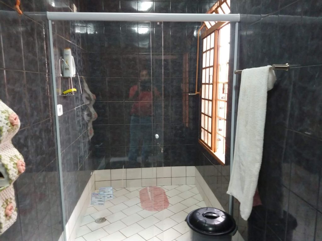 Venda de Sobrado na zona Leste de Londrina, cinco quartos sendo uma suite.