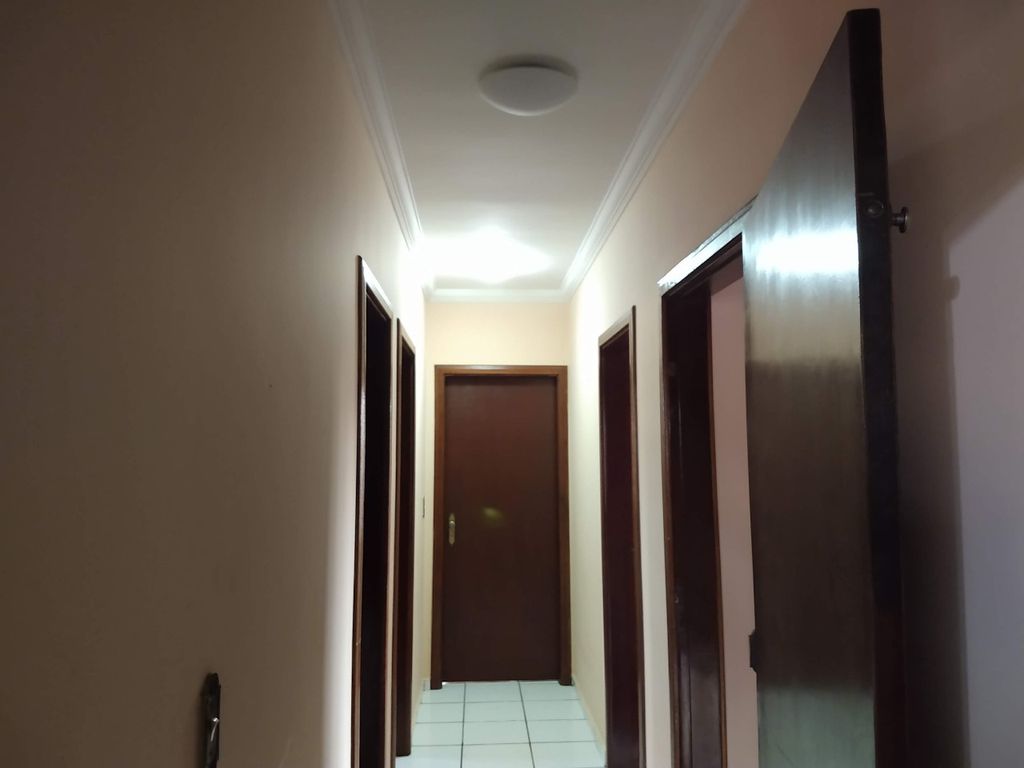 Venda de Sobrado na zona Leste de Londrina, cinco quartos sendo uma suite.