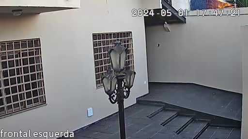 Venda de Sobrado na zona Leste de Londrina, cinco quartos sendo uma suite.