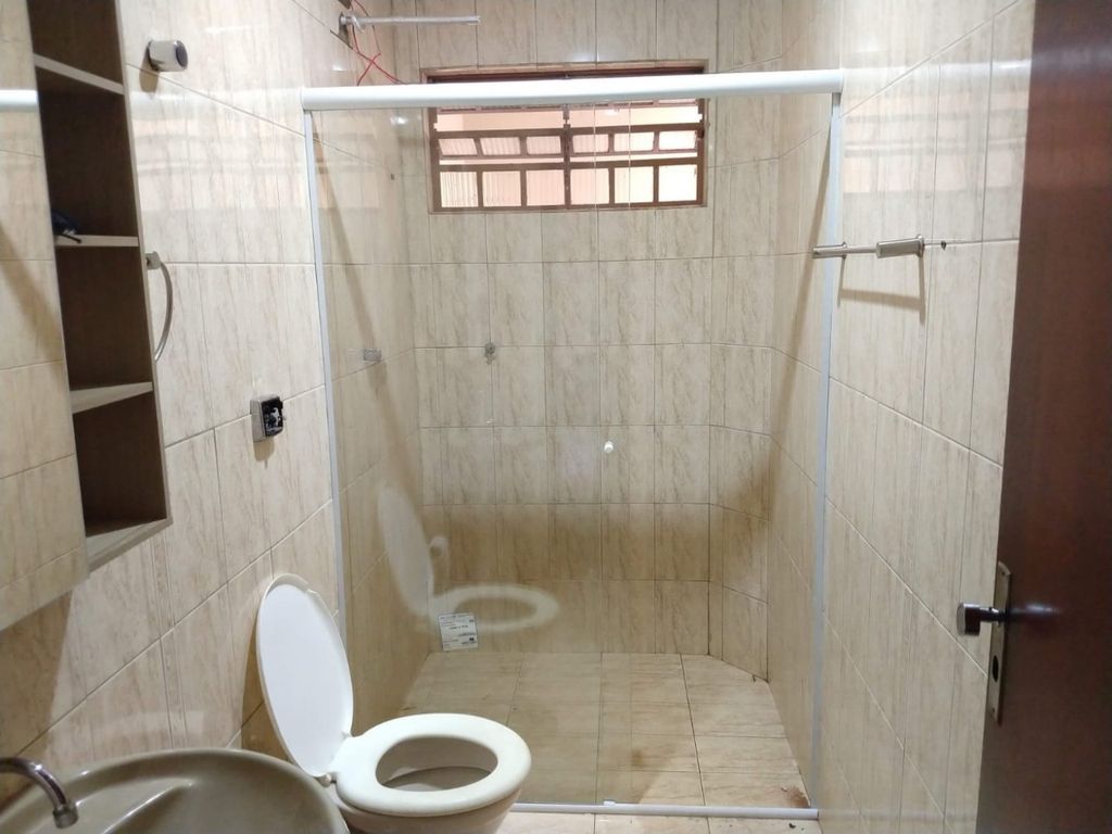 Venda de Sobrado na zona Leste de Londrina, cinco quartos sendo uma suite.
