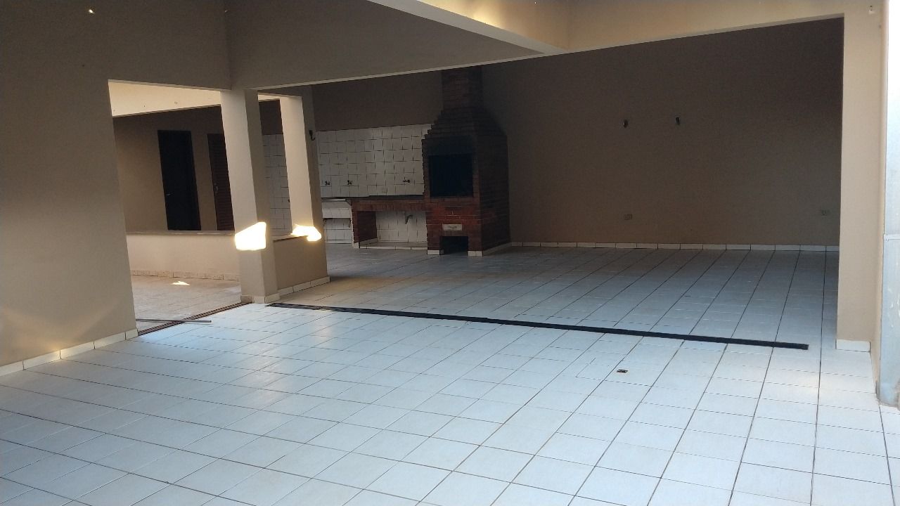 Venda de Sobrado na zona Leste de Londrina, cinco quartos sendo uma suite.