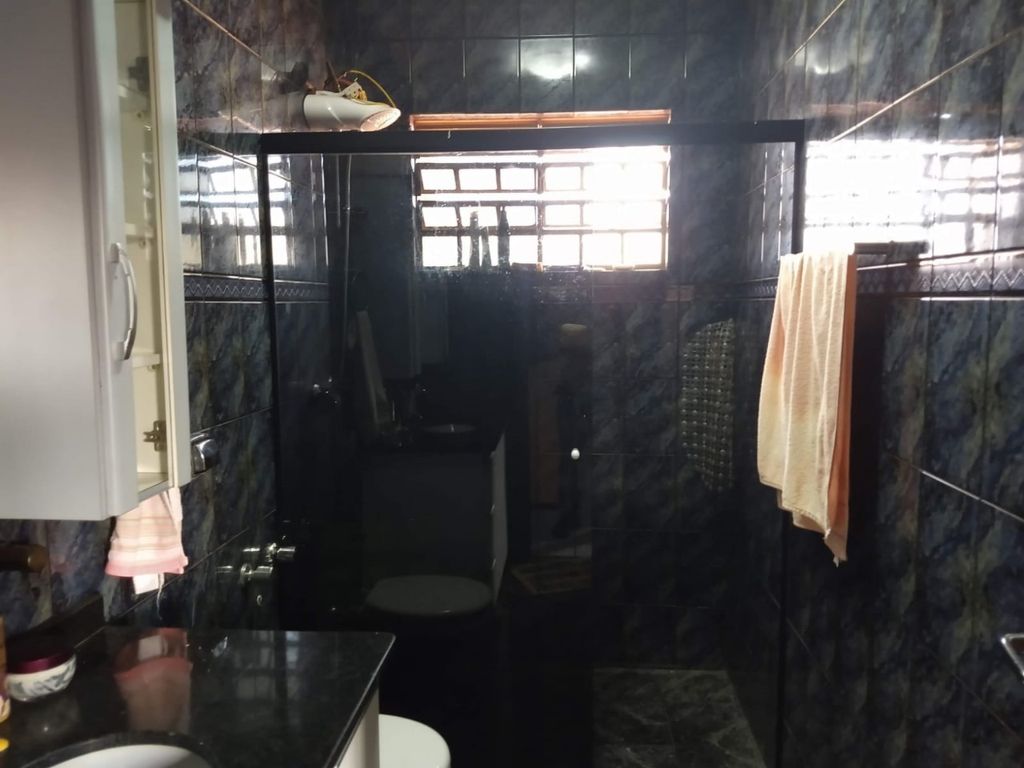 Venda de Sobrado na zona Leste de Londrina, cinco quartos sendo uma suite.