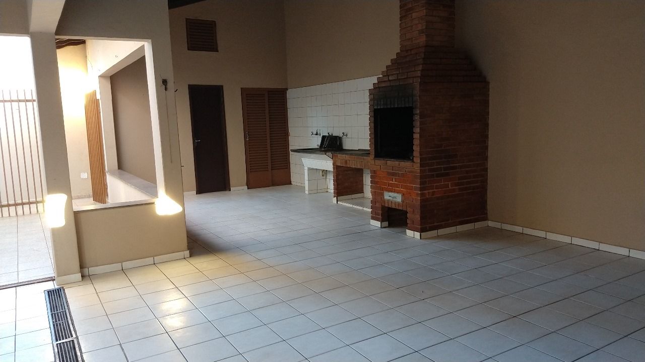 Venda de Sobrado na zona Leste de Londrina, cinco quartos sendo uma suite.