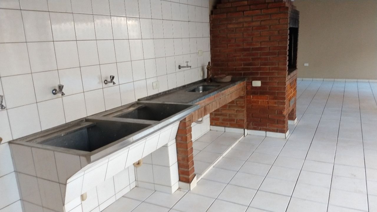 Venda de Sobrado na zona Leste de Londrina, cinco quartos sendo uma suite.