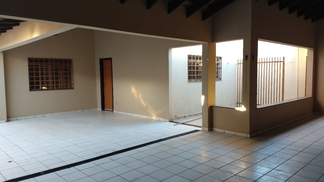 Venda de Sobrado na zona Leste de Londrina, cinco quartos sendo uma suite.