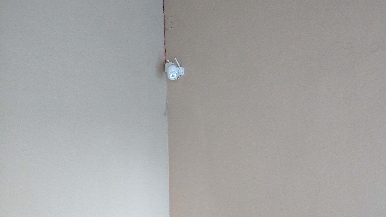 Venda de Sobrado na zona Leste de Londrina, cinco quartos sendo uma suite.