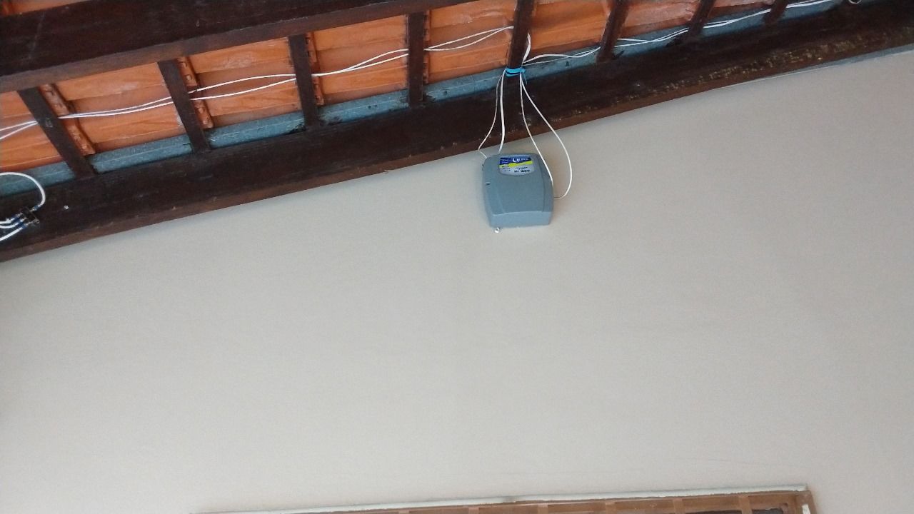 Venda de Sobrado na zona Leste de Londrina, cinco quartos sendo uma suite.