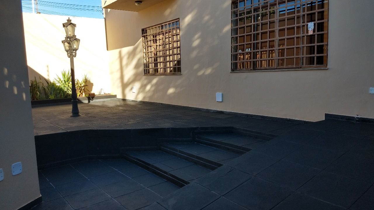 Venda de Sobrado na zona Leste de Londrina, cinco quartos sendo uma suite.