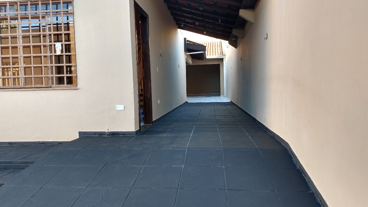 Venda de Sobrado na zona Leste de Londrina, cinco quartos sendo uma suite.