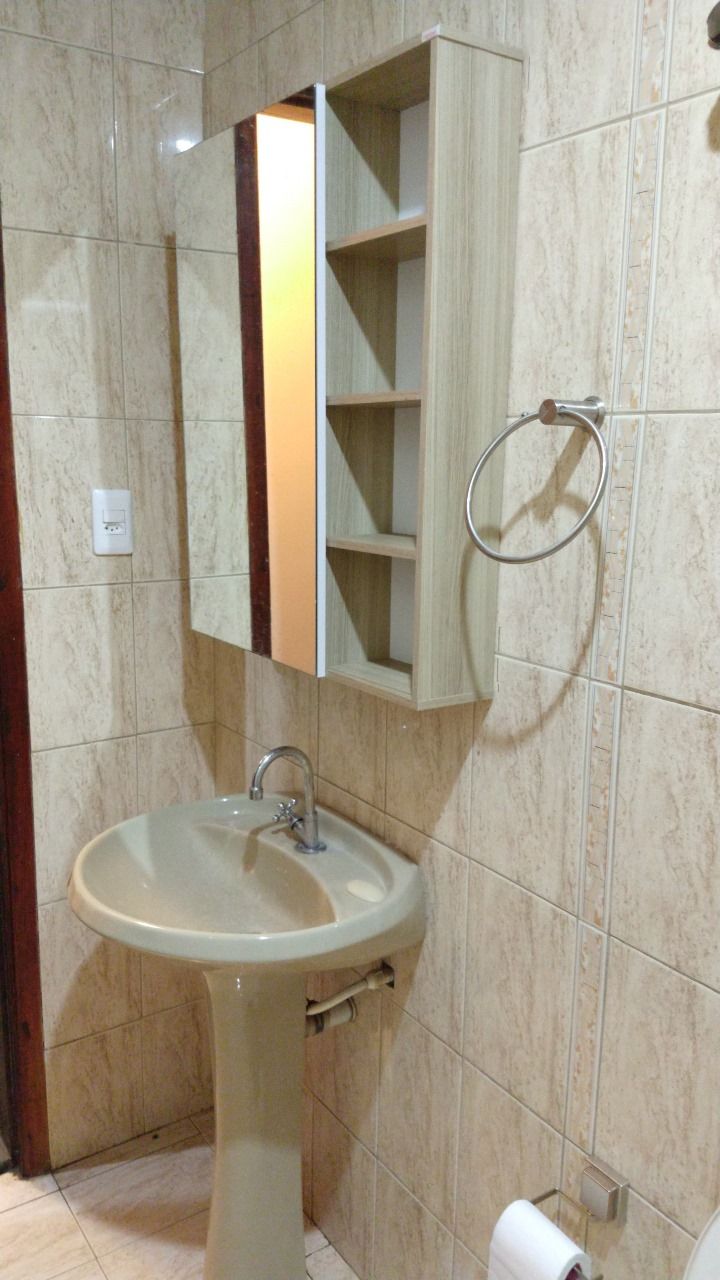 Venda de Sobrado na zona Leste de Londrina, cinco quartos sendo uma suite.