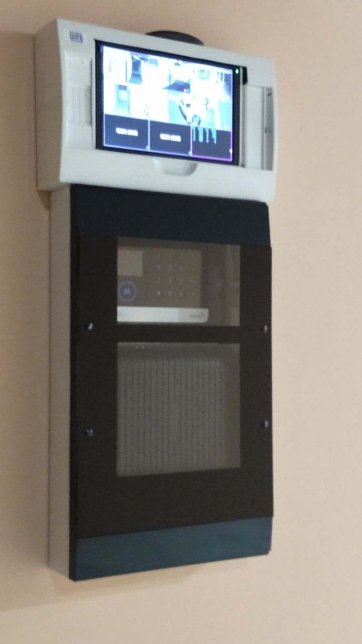 Venda de Sobrado na zona Leste de Londrina, cinco quartos sendo uma suite.