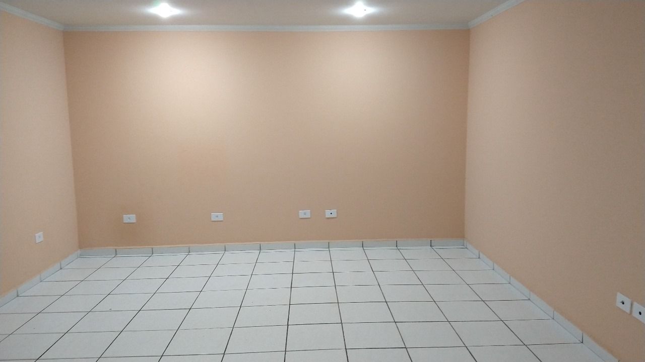 Venda de Sobrado na zona Leste de Londrina, cinco quartos sendo uma suite.